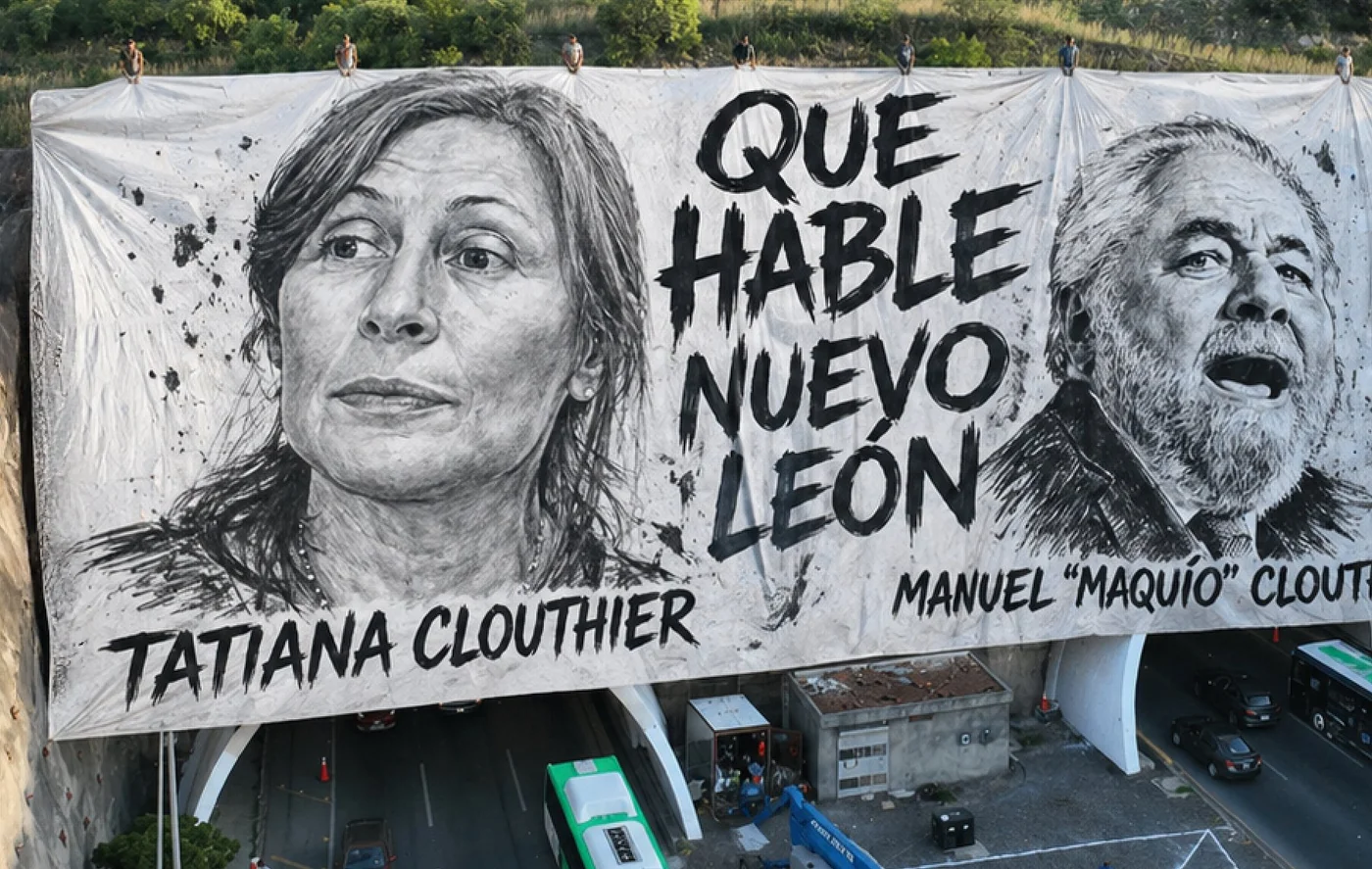 Manta gigante en el Túnel de la Loma Larga con la imagen de Tatiana Clouthier y Manuel J. Clouthier (Maquío)